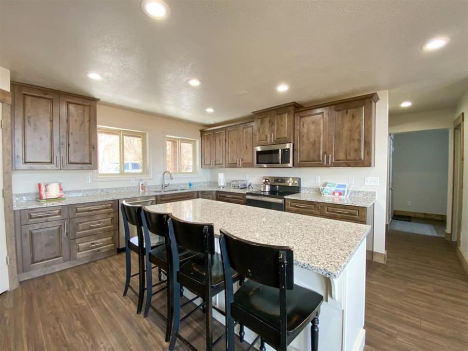 Bear Foot Beach House-Beautiful Views on the Lake House in Utah