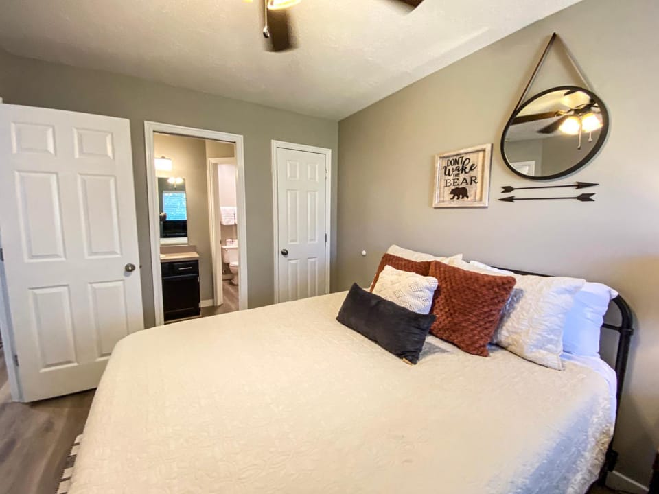 Inn Building Condo 212, gorgeous updated condo House in Garden City