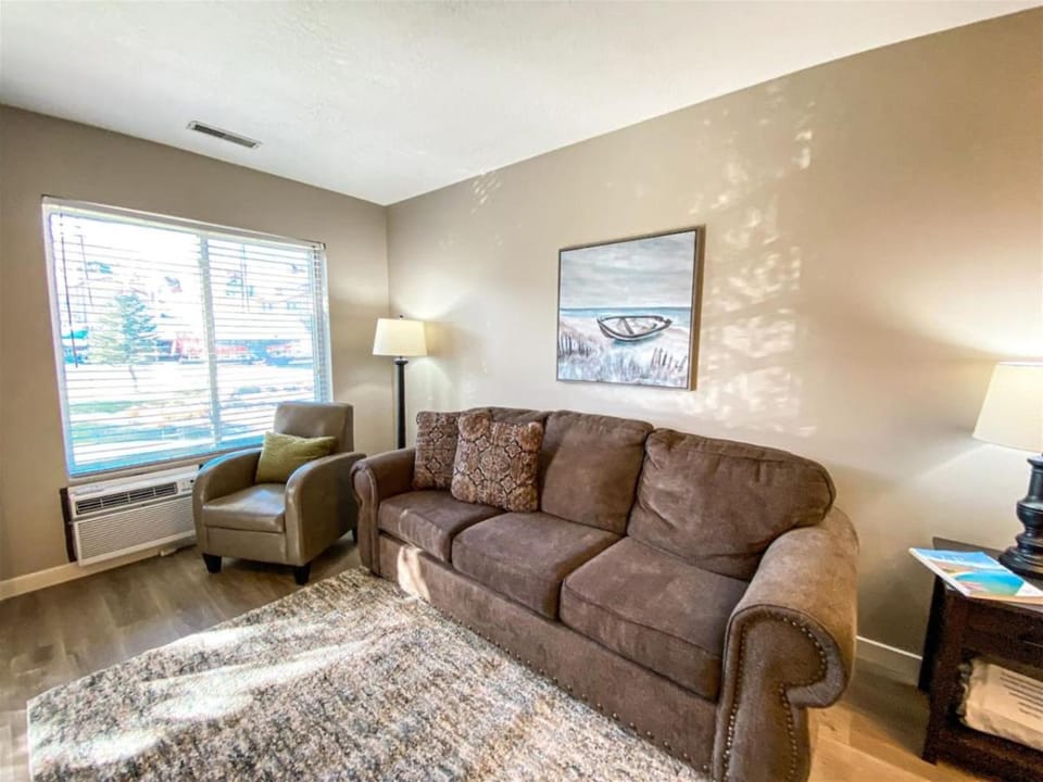 Inn Building Condo 212, gorgeous updated condo House in Garden City