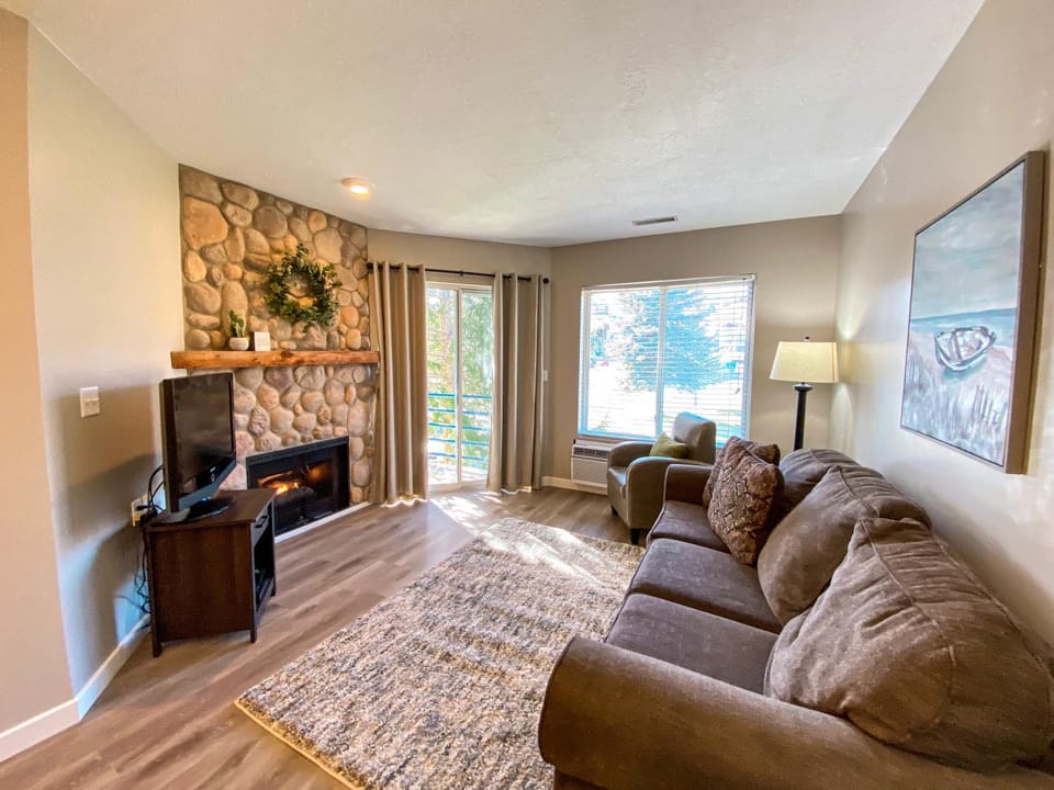 Inn Building Condo 212, gorgeous updated condo House in Garden City