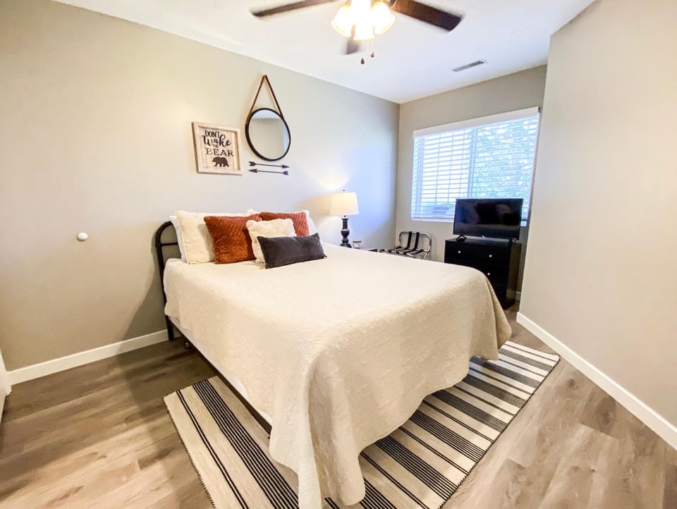 Inn Building Condo 212, gorgeous updated condo House in Garden City