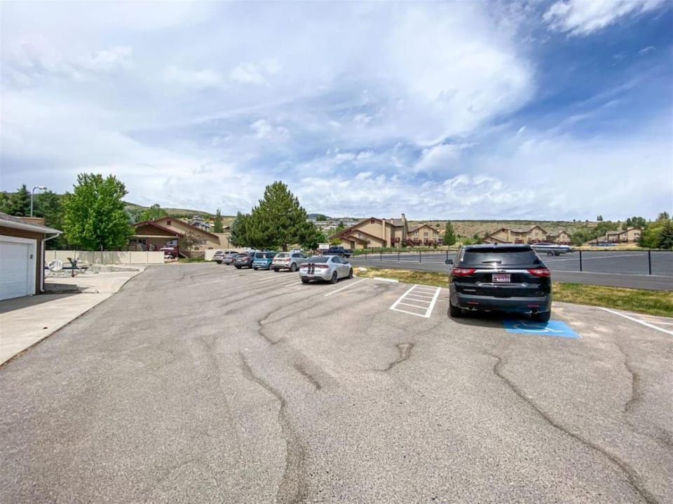 Beautiful Updated 2 Bedroom Condo T106 House in Garden City