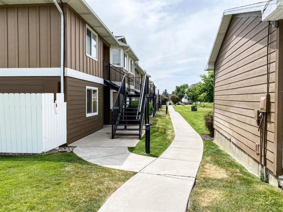 Beautiful Updated 2 Bedroom Condo T106 House in Garden City