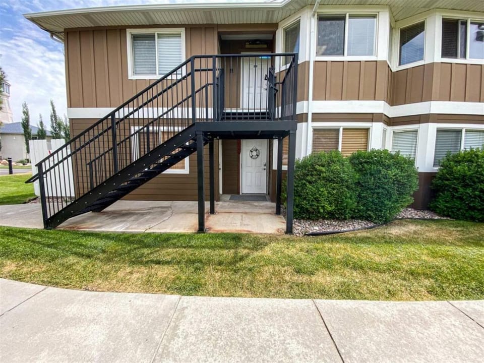 Beautiful Updated 2 Bedroom Condo T106 House in Garden City