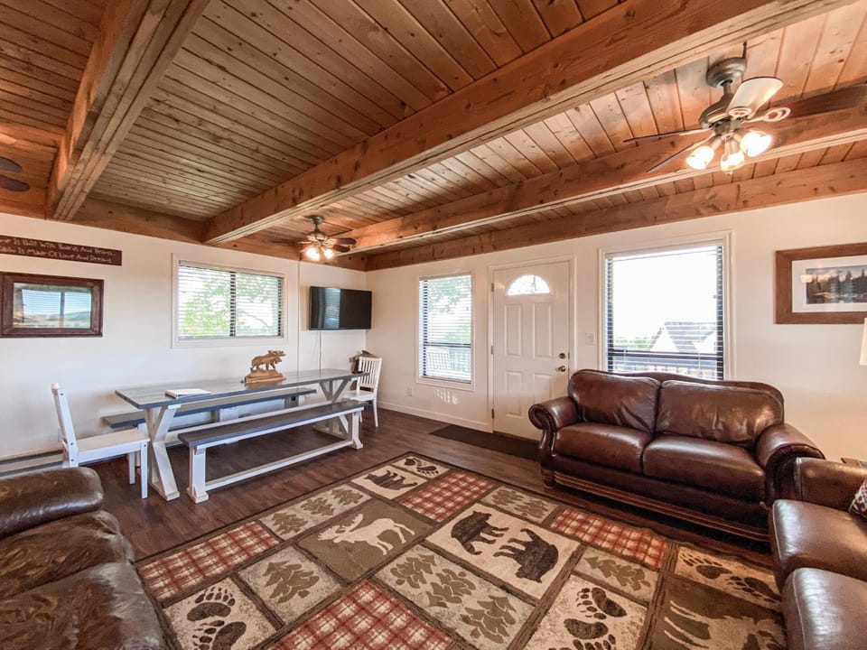 Cozy Sweetwater Cabin, with access to Ideal Beach Cabin in Garden City