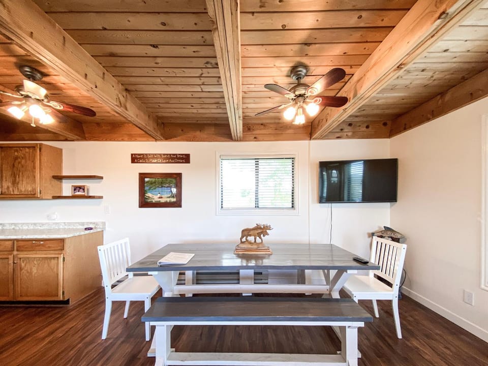 Cozy Sweetwater Cabin, with access to Ideal Beach Cabin in Garden City