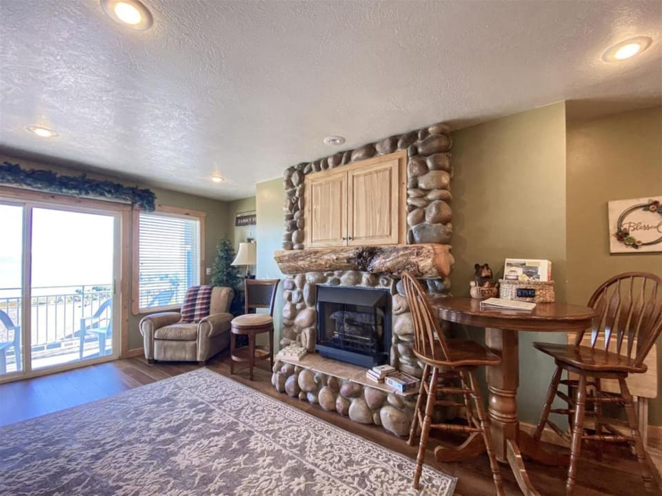 Lake View Condo 874 2 Bear Lake Views House in Garden City