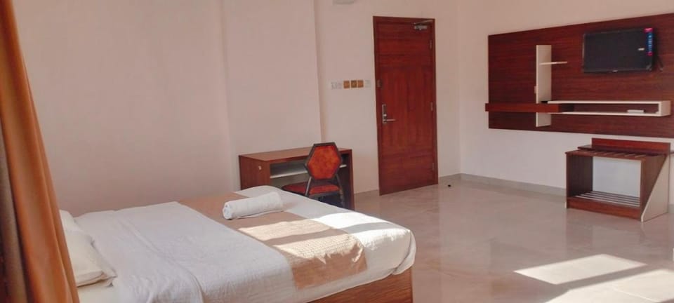 Bed, TV and multimedia, Bedroom, towels