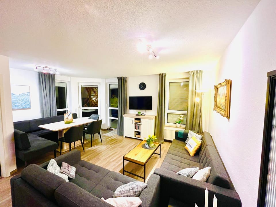 Communal lounge/ TV room, TV and multimedia, Living room, Seating area, Dining area, Evening entertainment
