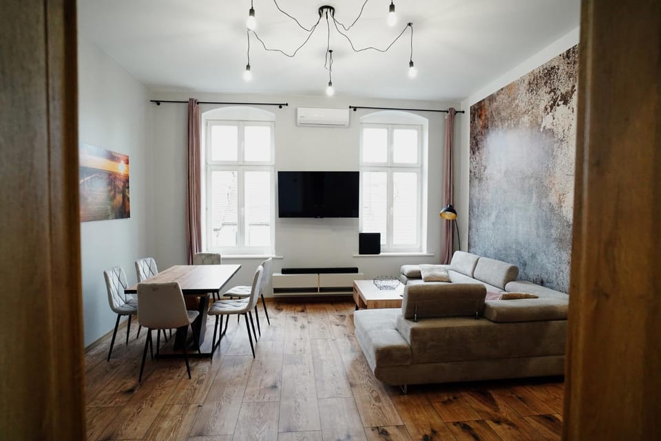 TV and multimedia, Living room, Seating area, Evening entertainment