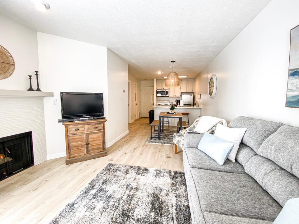 Inn Building Condo 213 Pet friendly, Patio view House in Garden City
