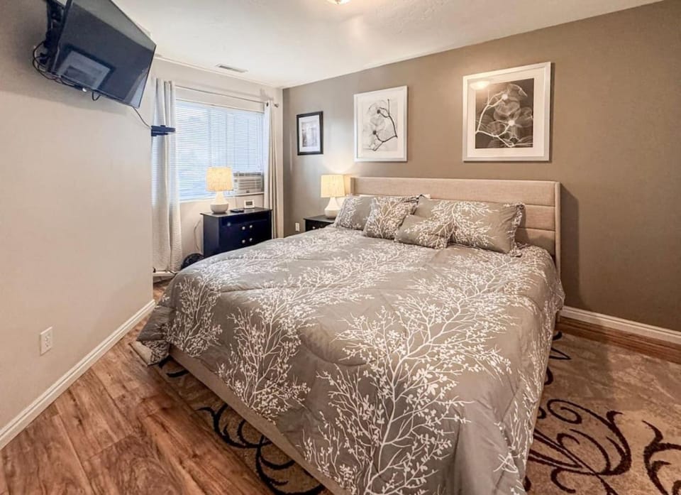 Inn Building Condo 206 Beautiful updated condo House in Garden City