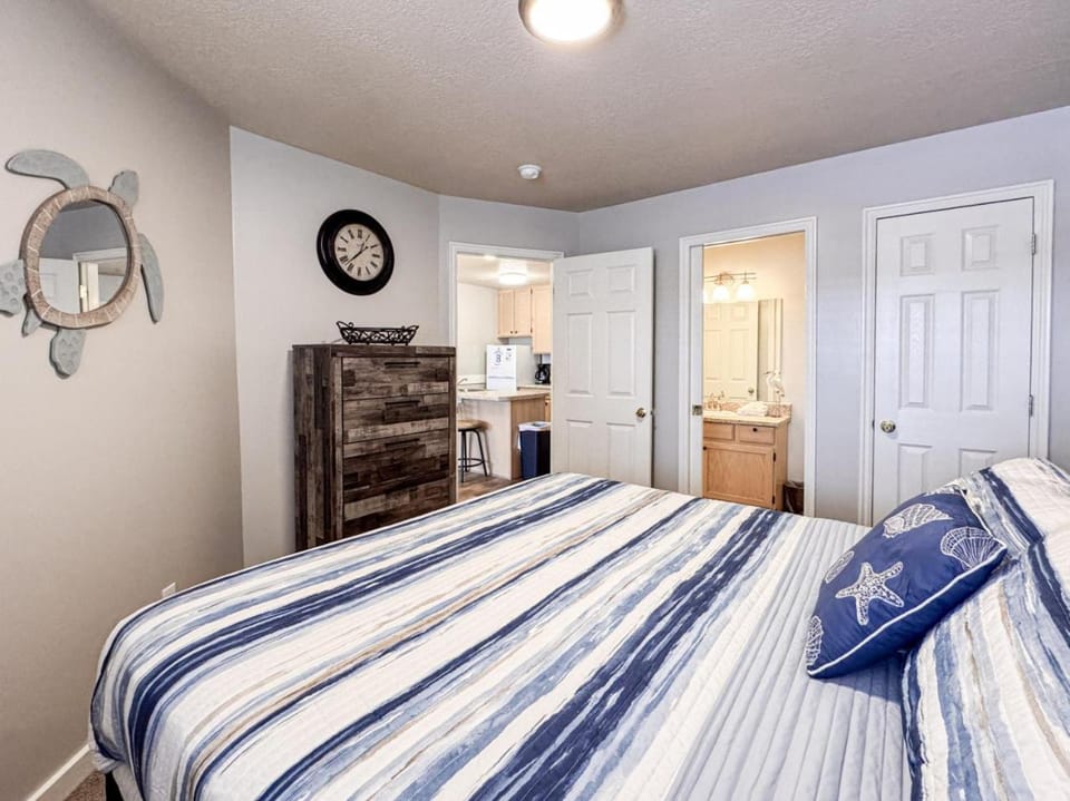 Beautiful Inn Building Updated Condo 211 House in Garden City