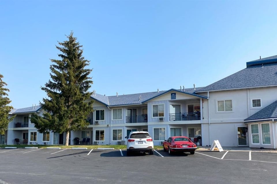Inn Building Condo 102 Updated Ground Level House in Garden City