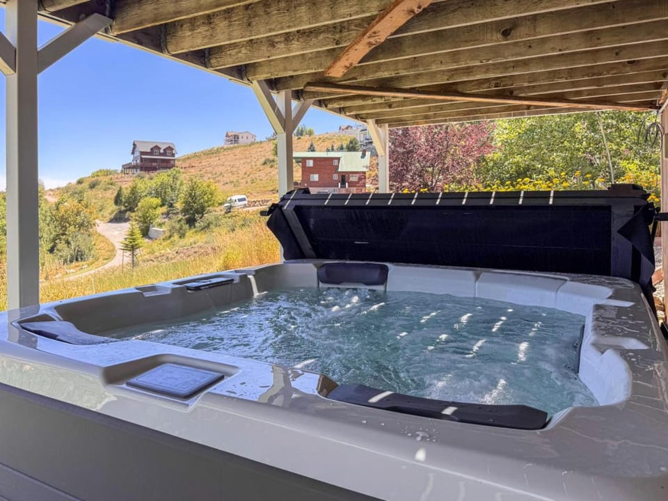 Lake View Cabin New Hot tub and Roku TV Cabin in Garden City