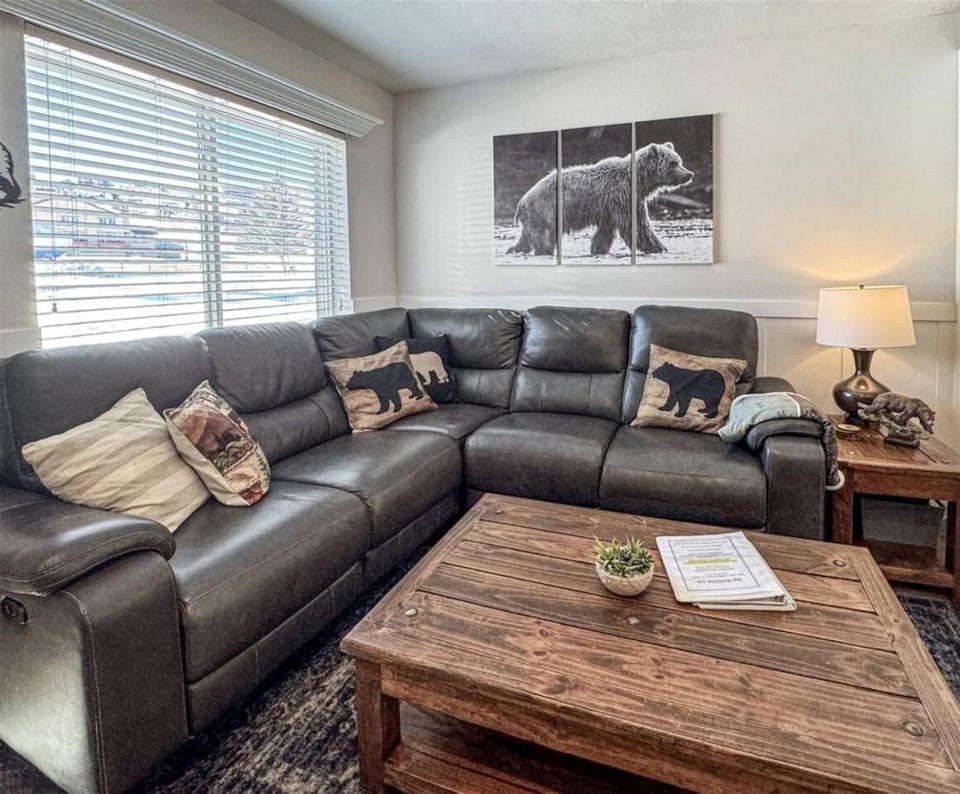 Inn Building Condo 112, updated beautiful condo House in Garden City