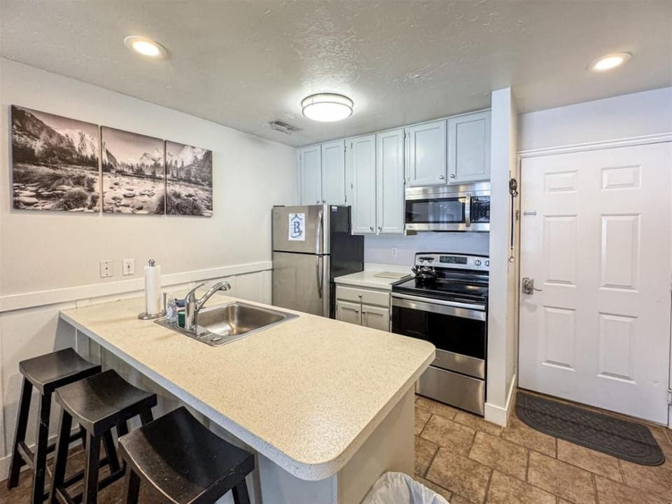 Inn Building Condo 112, updated beautiful condo House in Garden City
