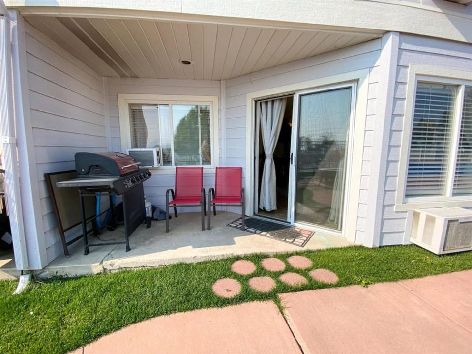 Inn Building Condo 103 updated, pool side view House in Garden City