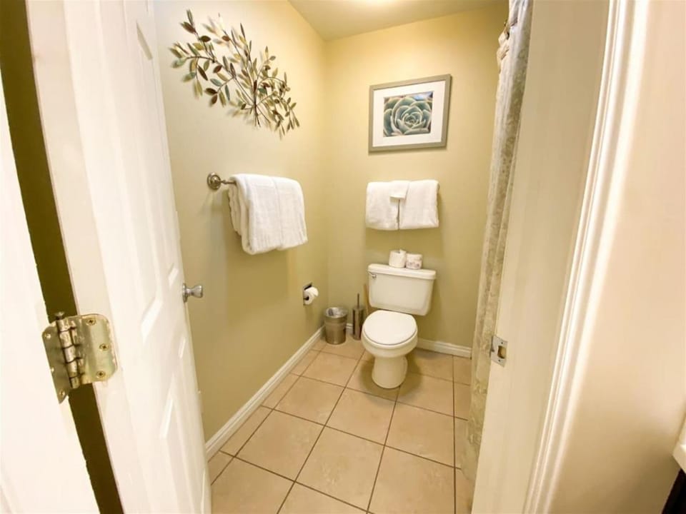 Inn Building Condo 103 updated, pool side view House in Garden City