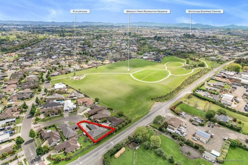 Pool-Table, Projector, Fooseball -By KOSH BNB House in Hamilton