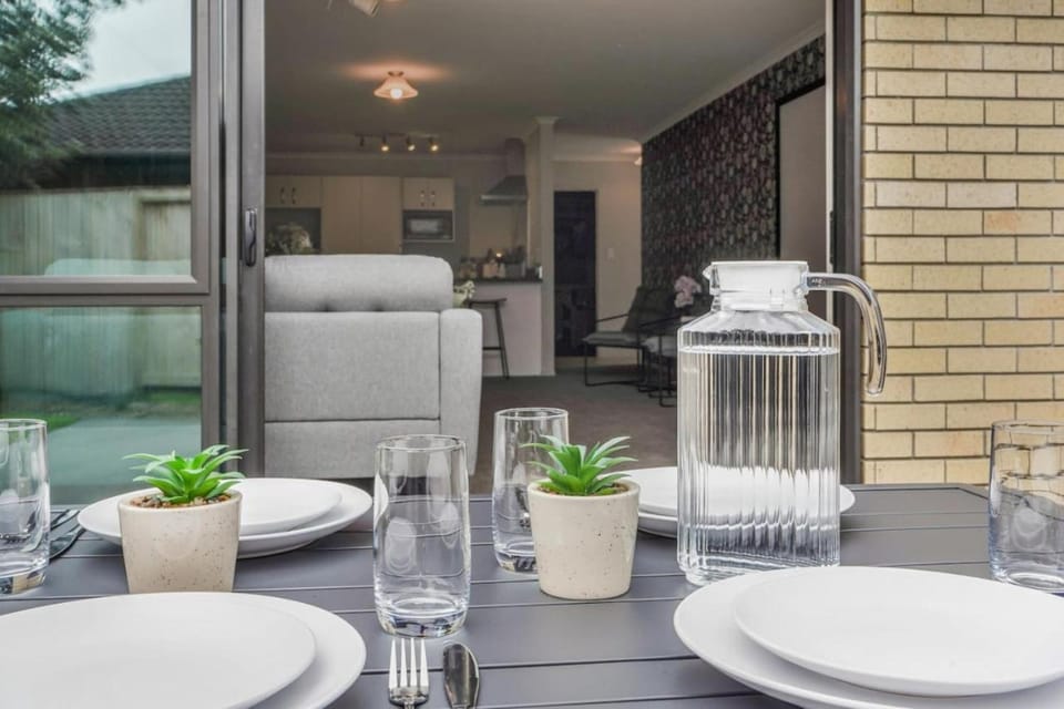 Pool-Table, Projector, Fooseball -By KOSH BNB House in Hamilton