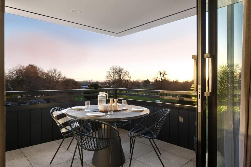Natural landscape, View (from property/room), Balcony/Terrace, Balcony/Terrace, Dining area