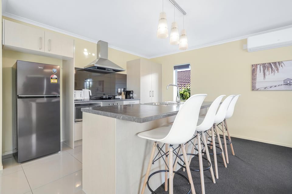 Seating area, kitchen