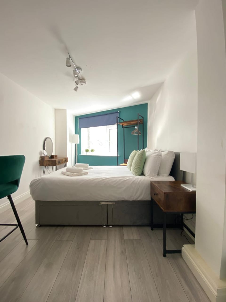 Bed, Photo of the whole room, Seating area