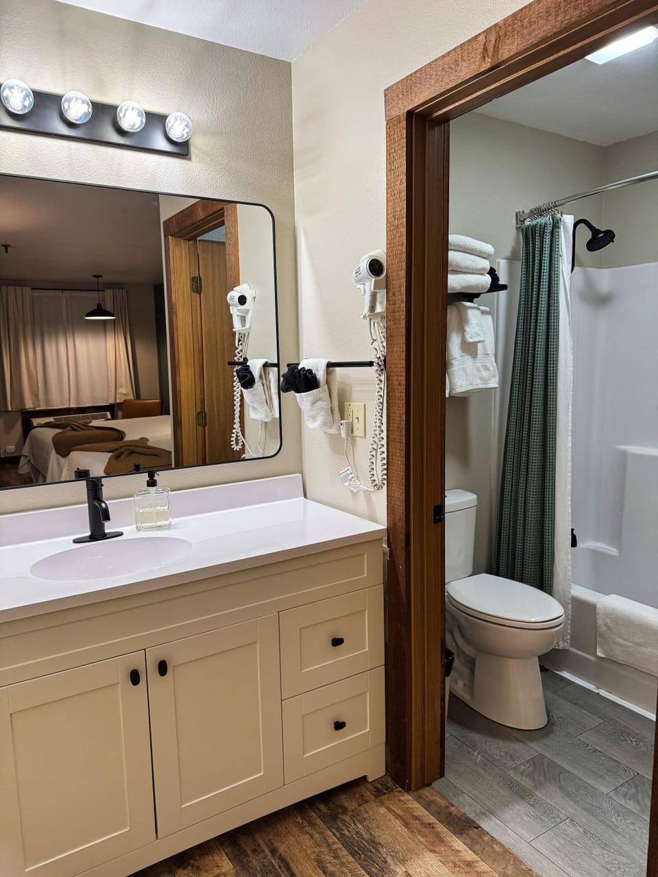 Jonesbones Room at White Wing Lodge- Silver Dollar City Getaway Apartment hotel in Indian Point