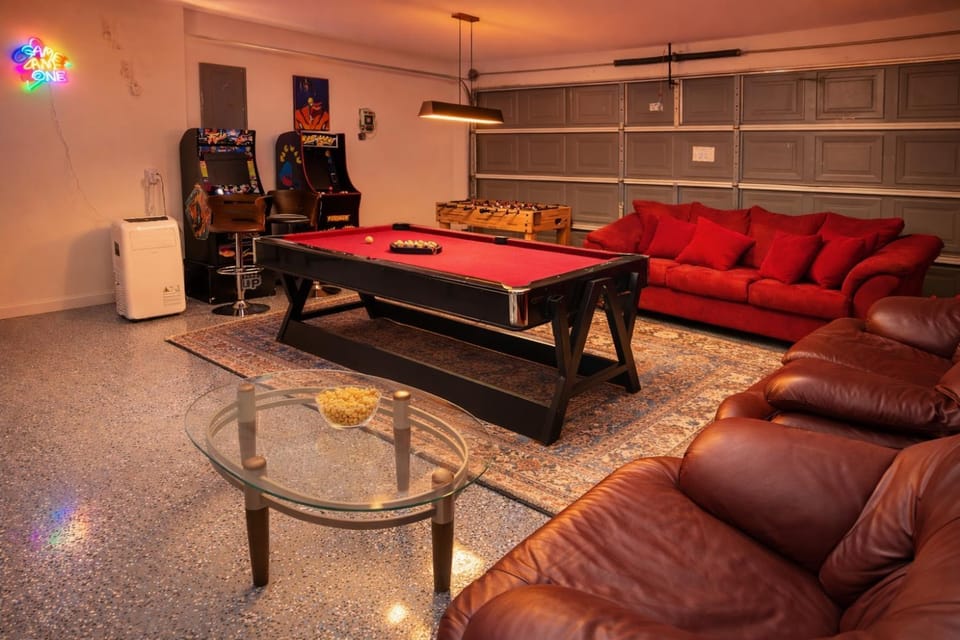 Communal lounge/ TV room, Billiard, Game Room, Seating area, Area and facilities