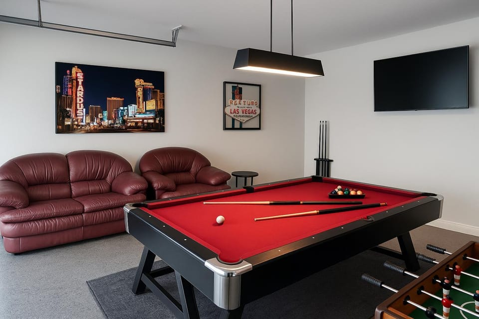 Communal lounge/ TV room, Billiard, Billiard, Game Room, TV and multimedia, Living room, Seating area, Evening entertainment