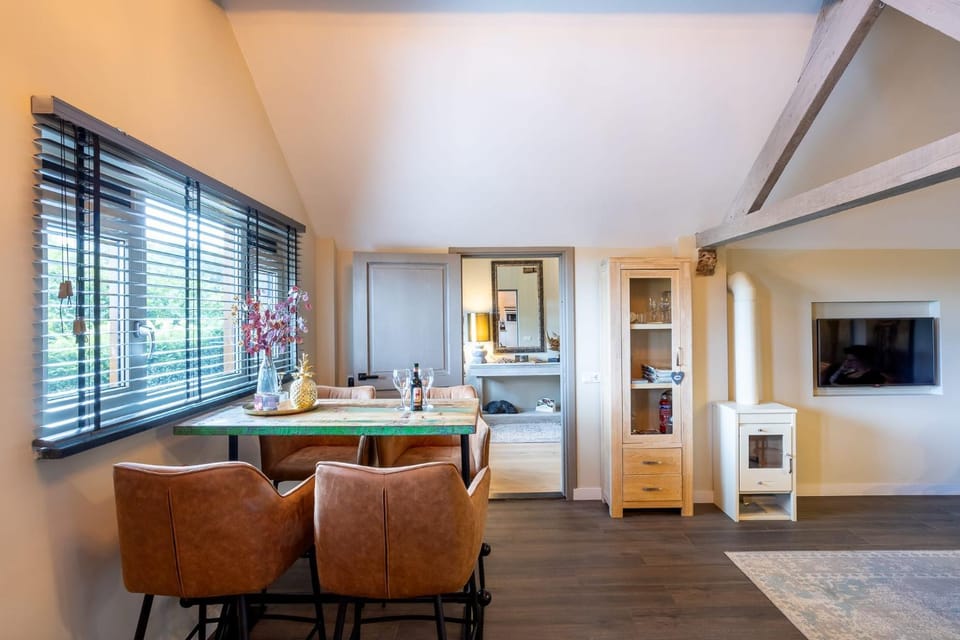 TV and multimedia, Dining area