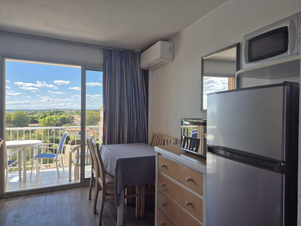 Kitchen or kitchenette, Dining area, oven