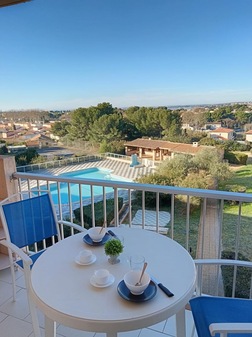 Property building, Patio, Day, Natural landscape, View (from property/room), Balcony/Terrace, Dining area, Pool view, Swimming pool, Swimming pool, sunbed