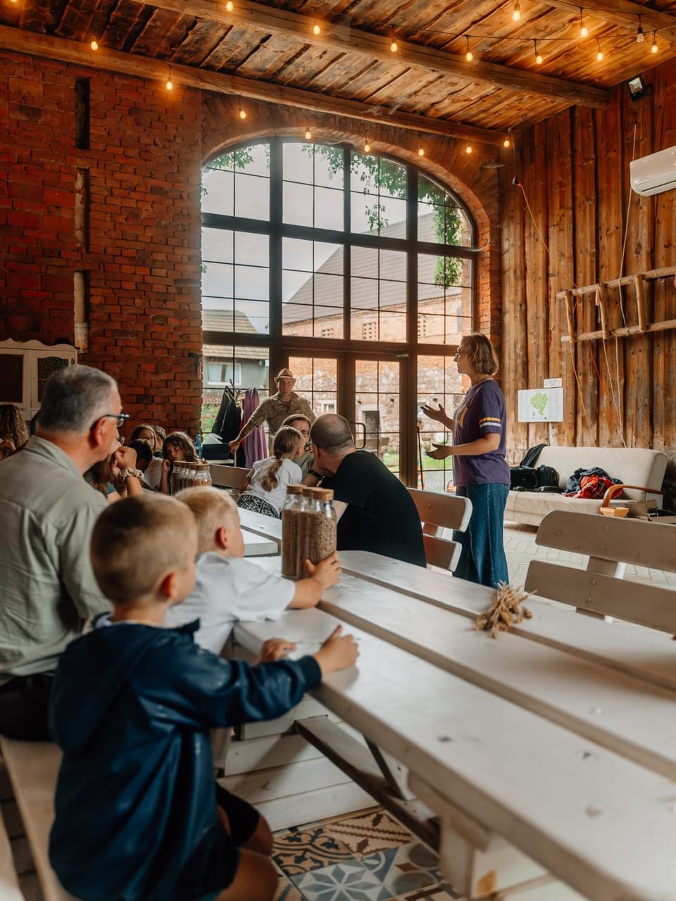 Communal lounge/ TV room, People, Meeting/conference room, children, group of guests