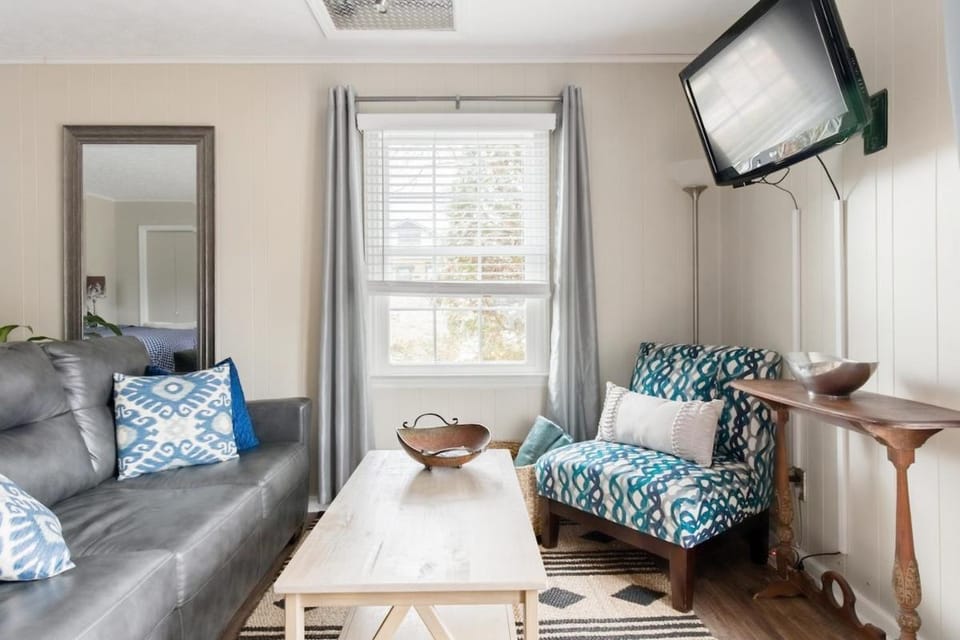 Walk to Main Street HVL & Trail - Cozy Studio Retreat Apartment in Hendersonville