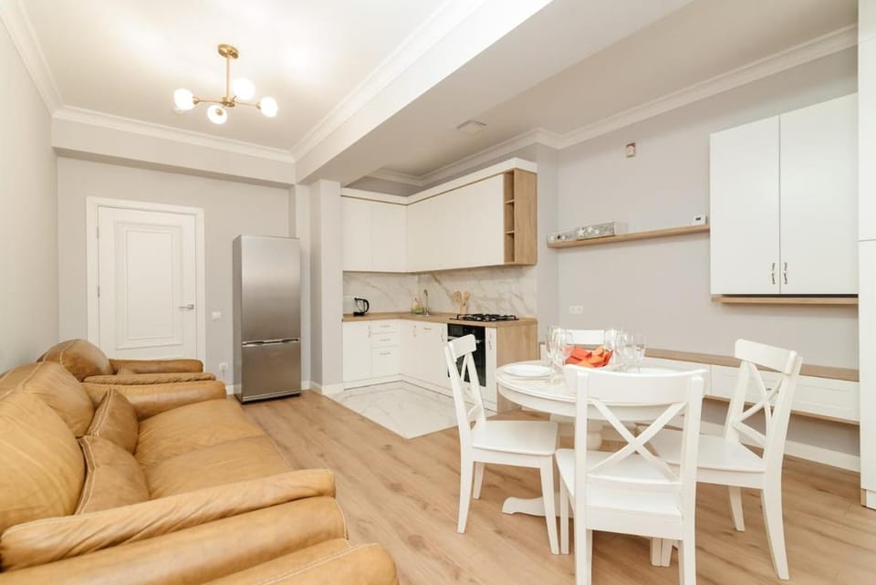 Kitchen or kitchenette, Seating area, Dining area