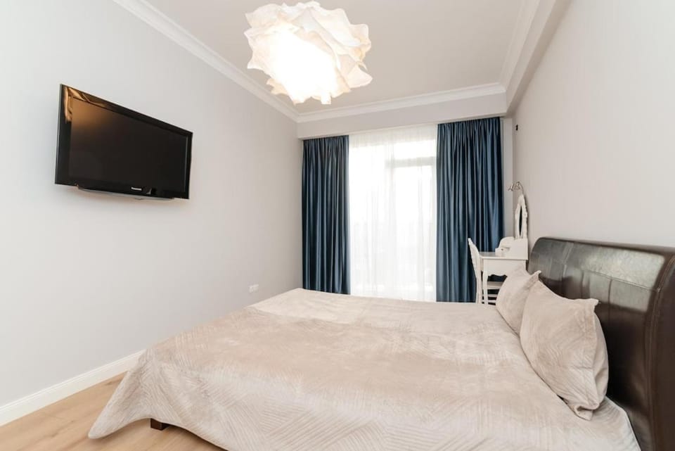 Bed, TV and multimedia, Bedroom