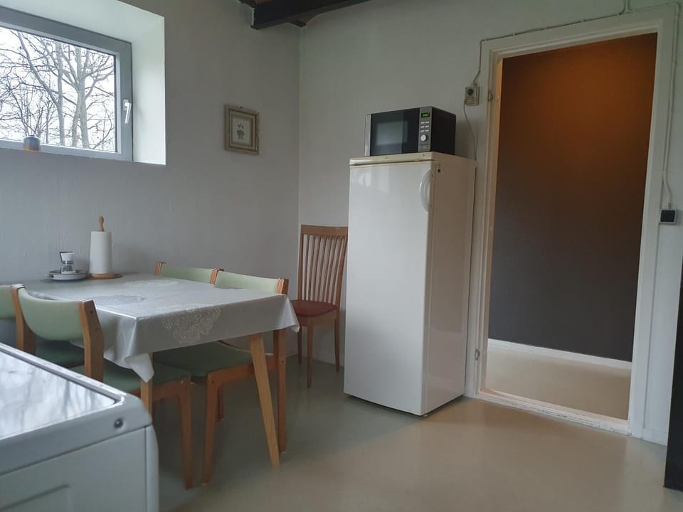 Dining area, microwave