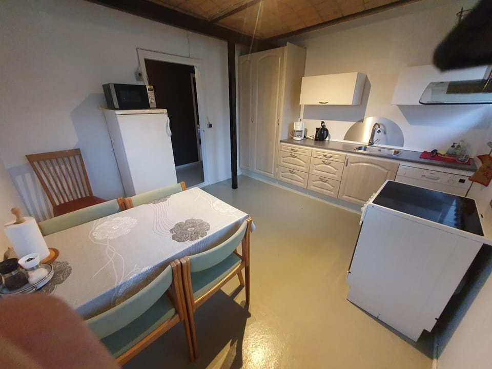 Coffee/tea facilities, Dining area, dishwasher, oven, stove, kitchen