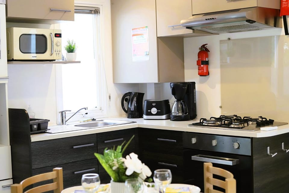 Coffee/tea facilities, Dining area, microwave, oven, pet friendly, stove, toaster, kitchen