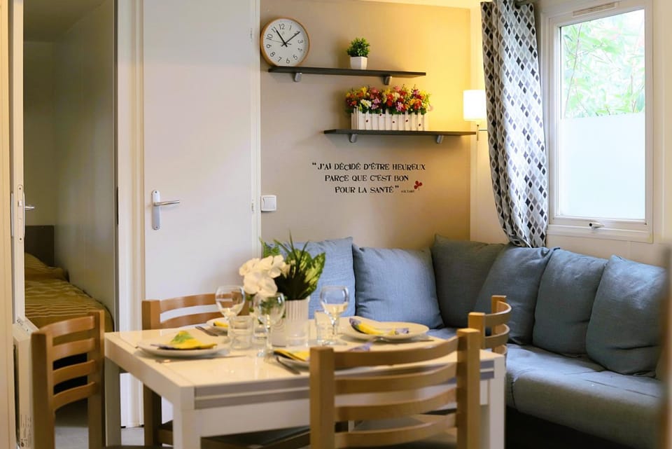 Seating area, Dining area, air conditioner