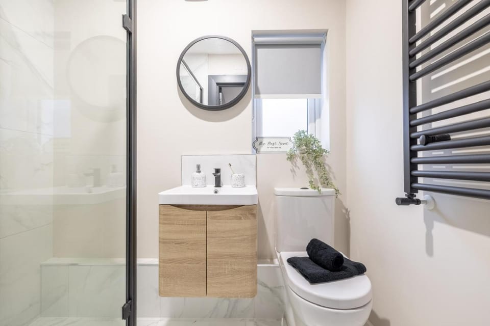 Shower, Toilet, Bathroom, towels