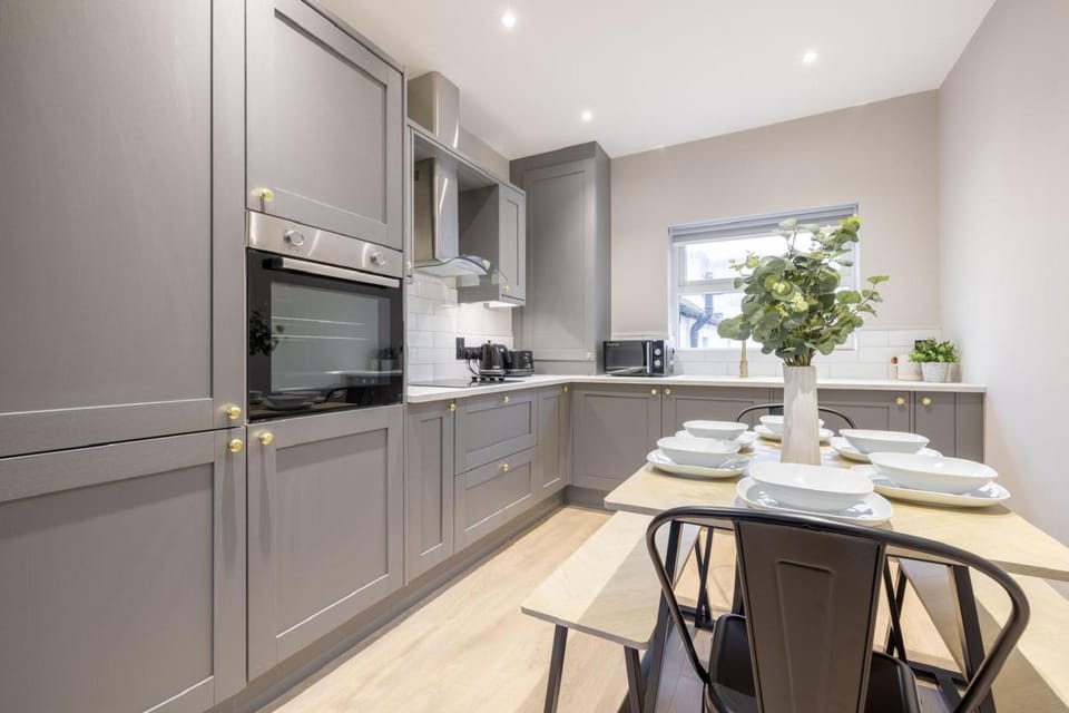 Kitchen or kitchenette, Dining area, oven, stove