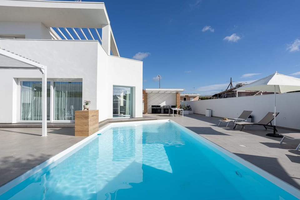Property building, Swimming pool, Swimming pool