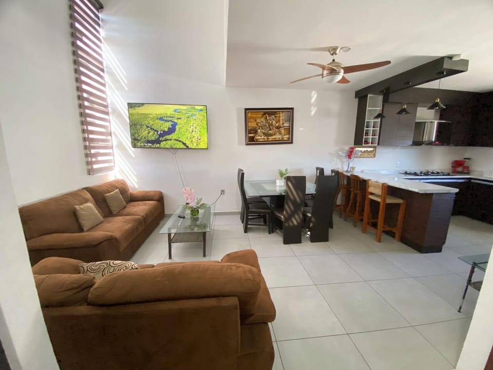 Kitchen or kitchenette, Living room, Seating area, Dining area