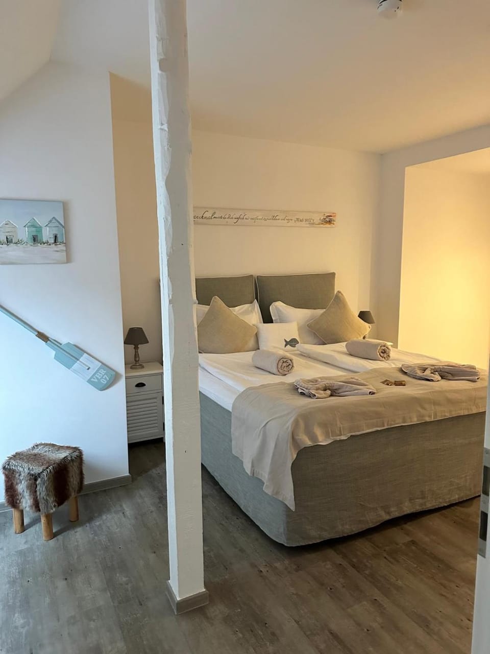 Bed, Photo of the whole room, Bedroom, towels
