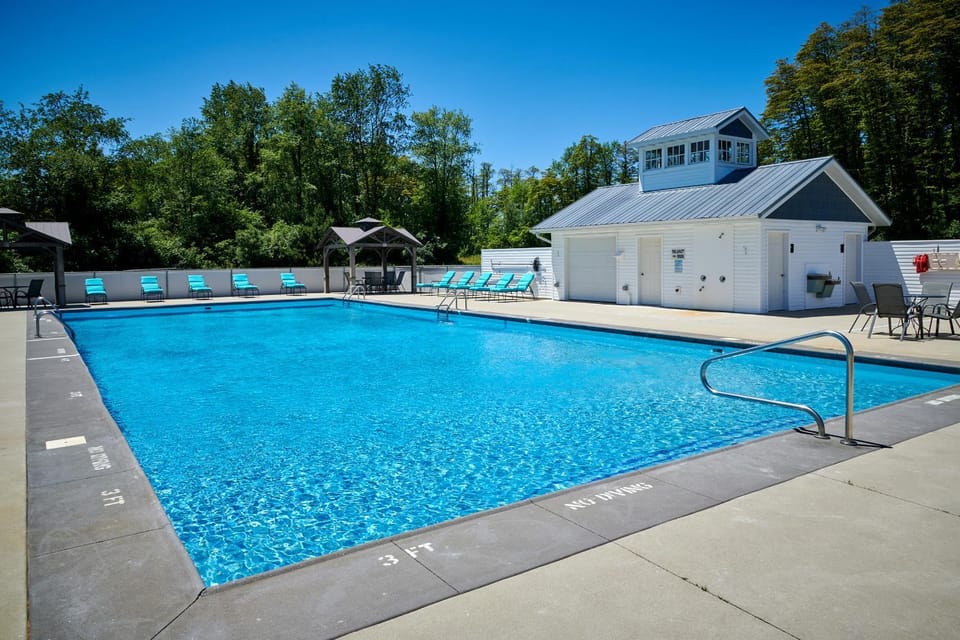 Dollybrook 7 Pet Friendly Community Pool Groups Welcome House in Michigan