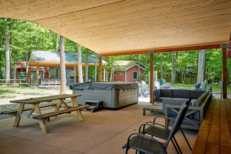 Dollybrook 6 Pet Friendly Community Pool Groups Welcome House in Michigan