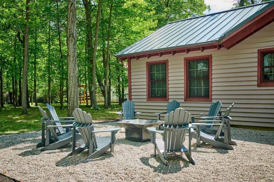 Dollybrook 6 Pet Friendly Community Pool Groups Welcome House in Michigan